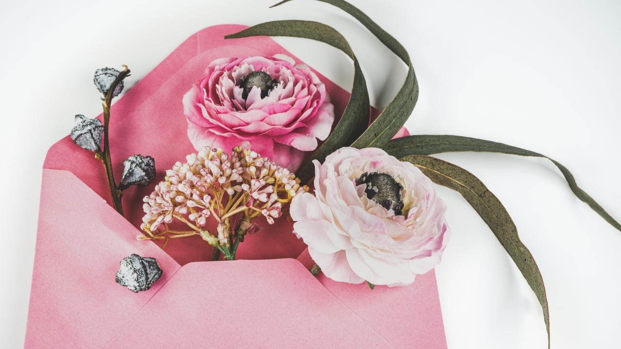 Розовый конверт с цветами 