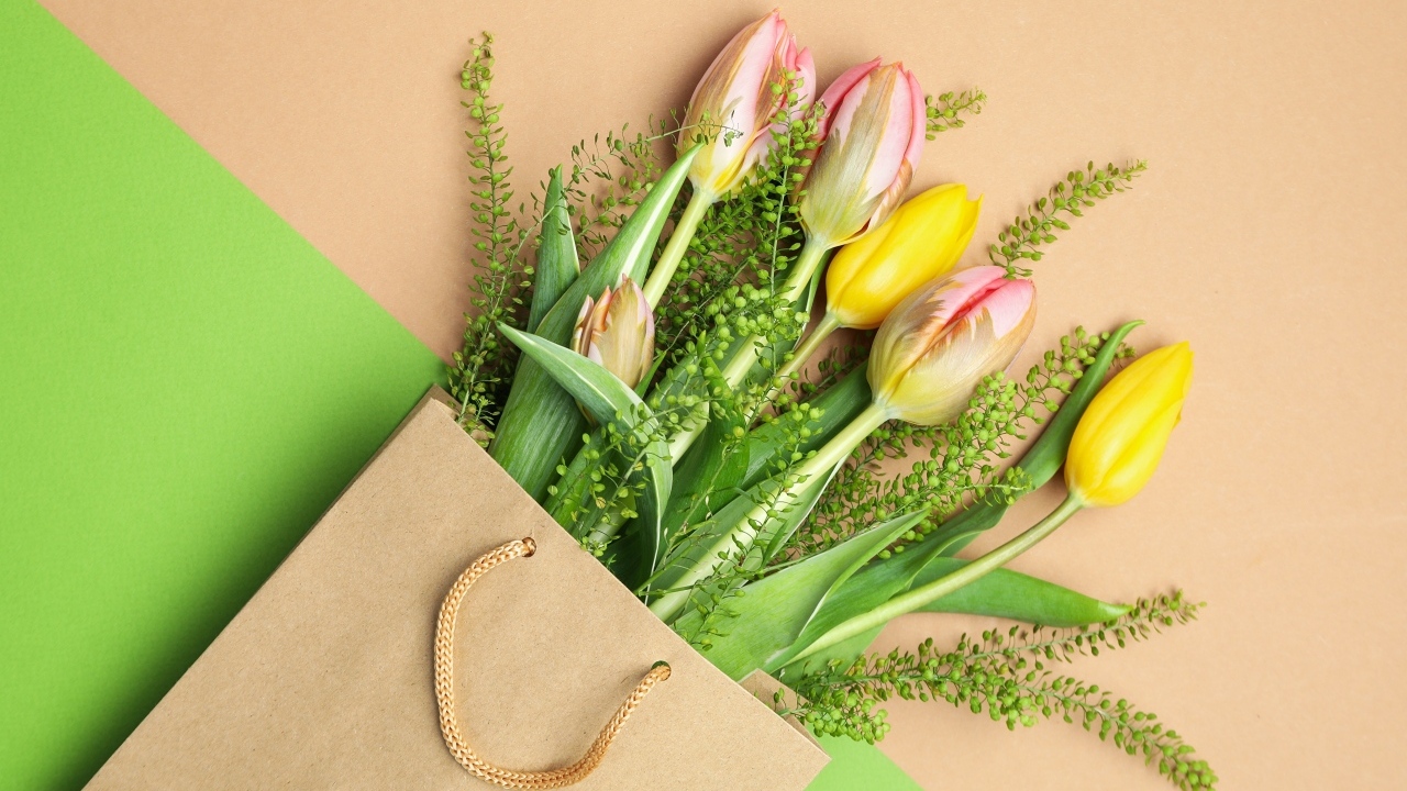 Тюльпаны в бумажном пакете