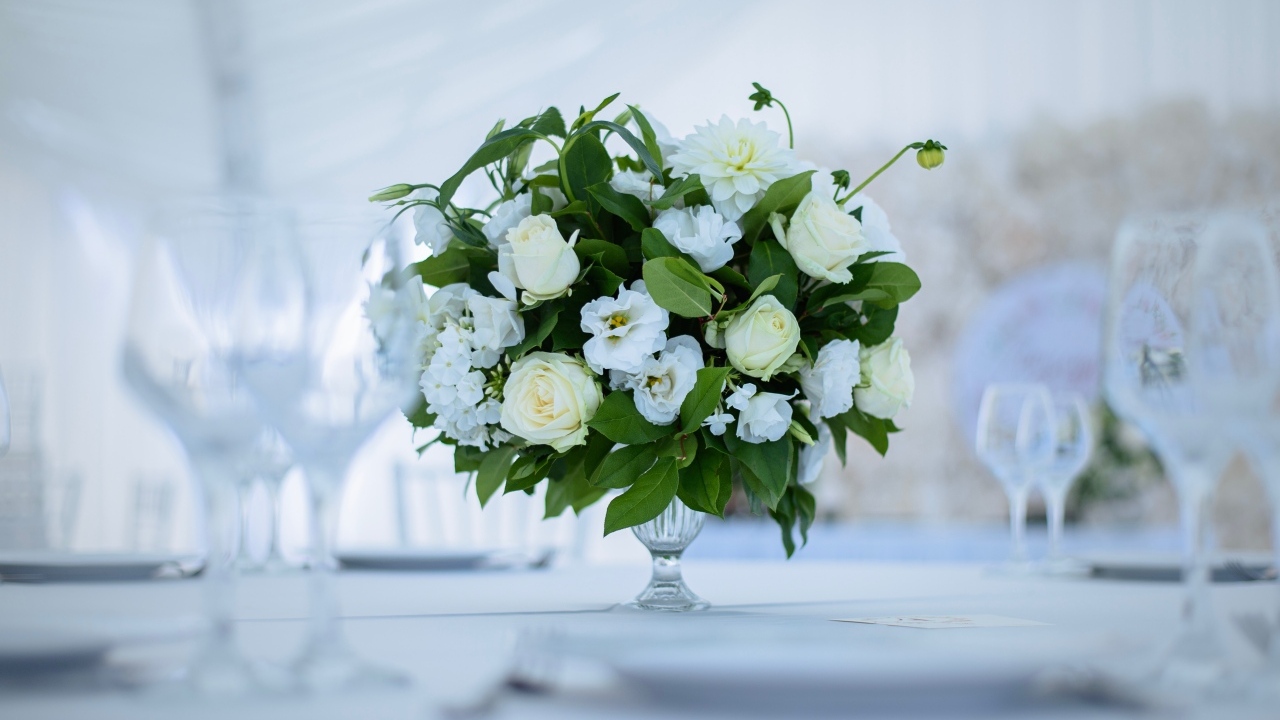 Белый свадебный букет в вазе на столе