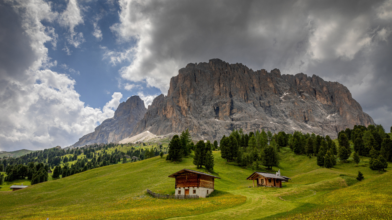 Горы Альпы под грозовым небом