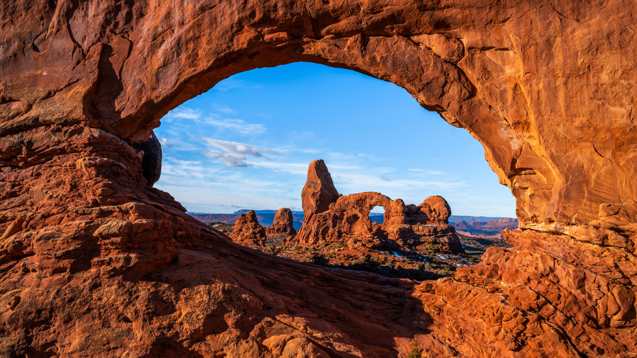 Арка в скале в лучах солнца