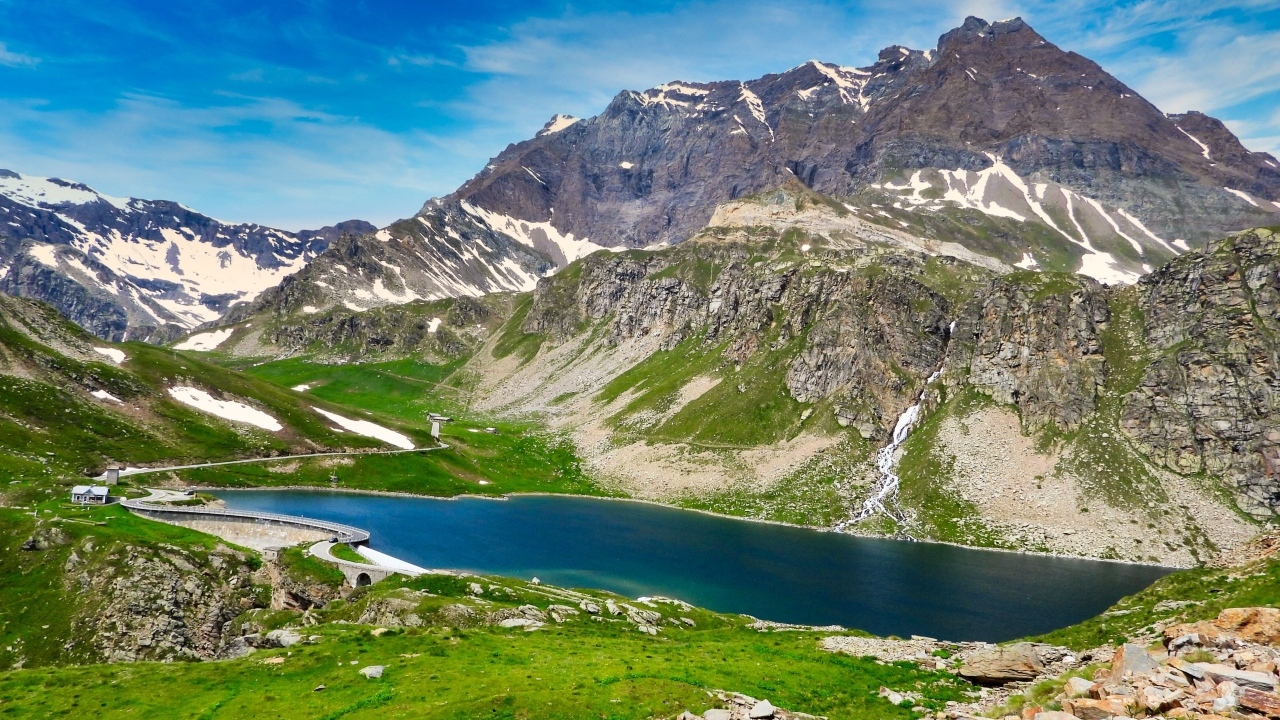 Высокие скалистые горы под голубым небом