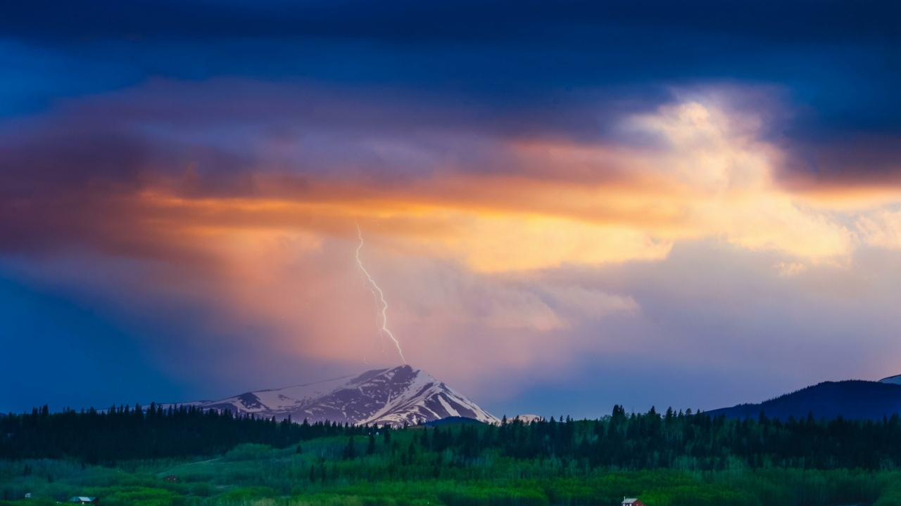 Молния ударила в вершину горы
