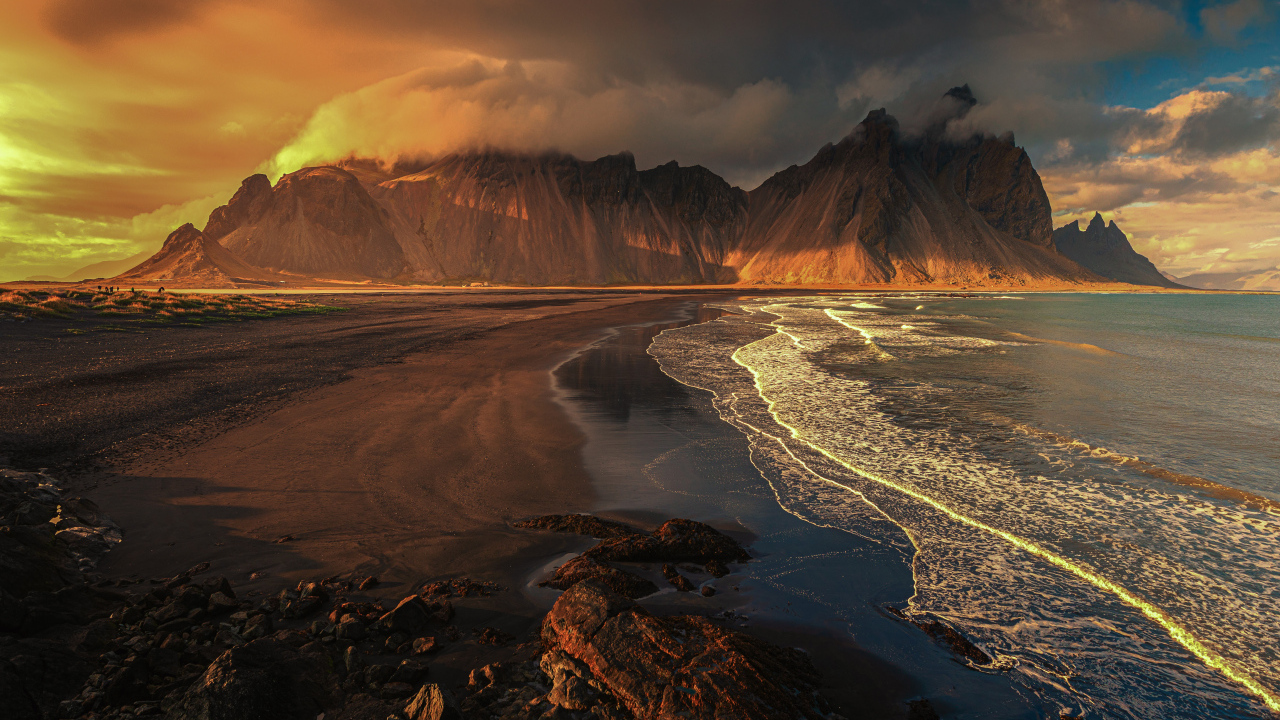 Горы на берегу спокойного озера