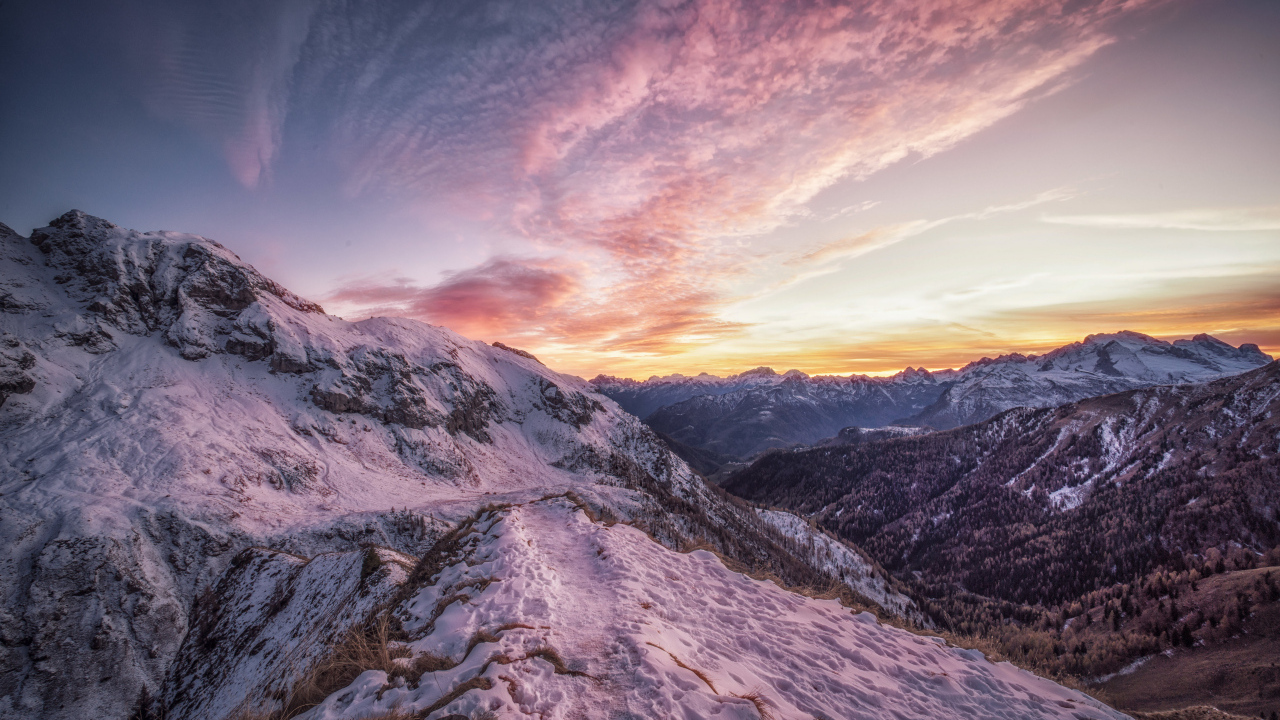 Небо над заснеженными Альпами