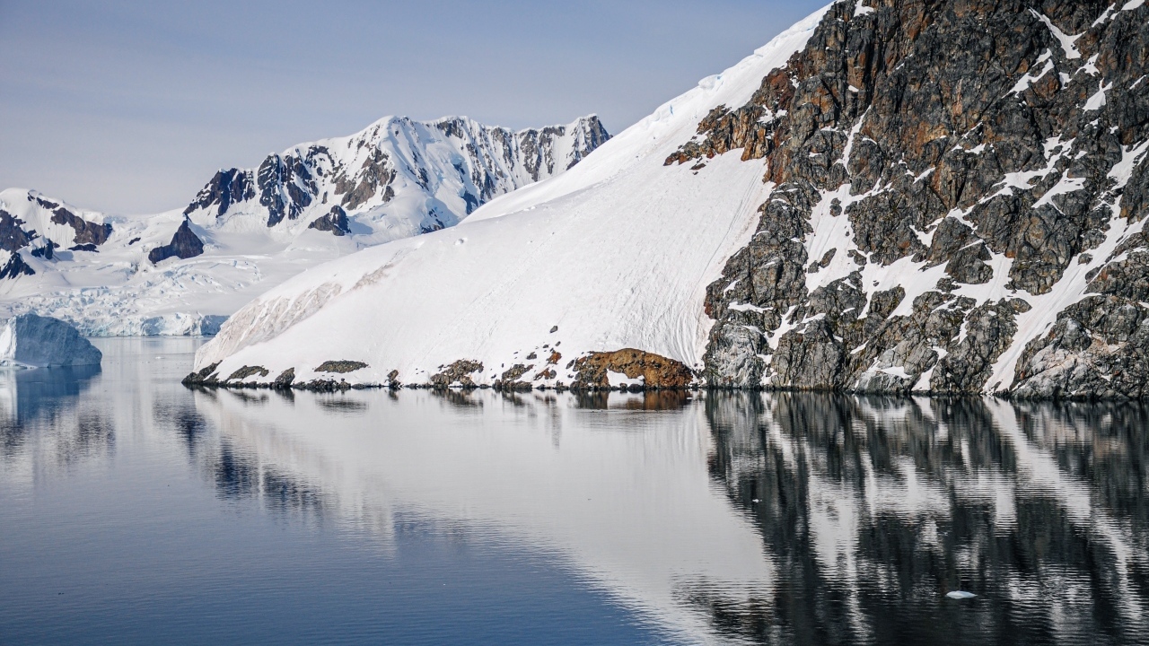Заснеженная гора отражается в воде