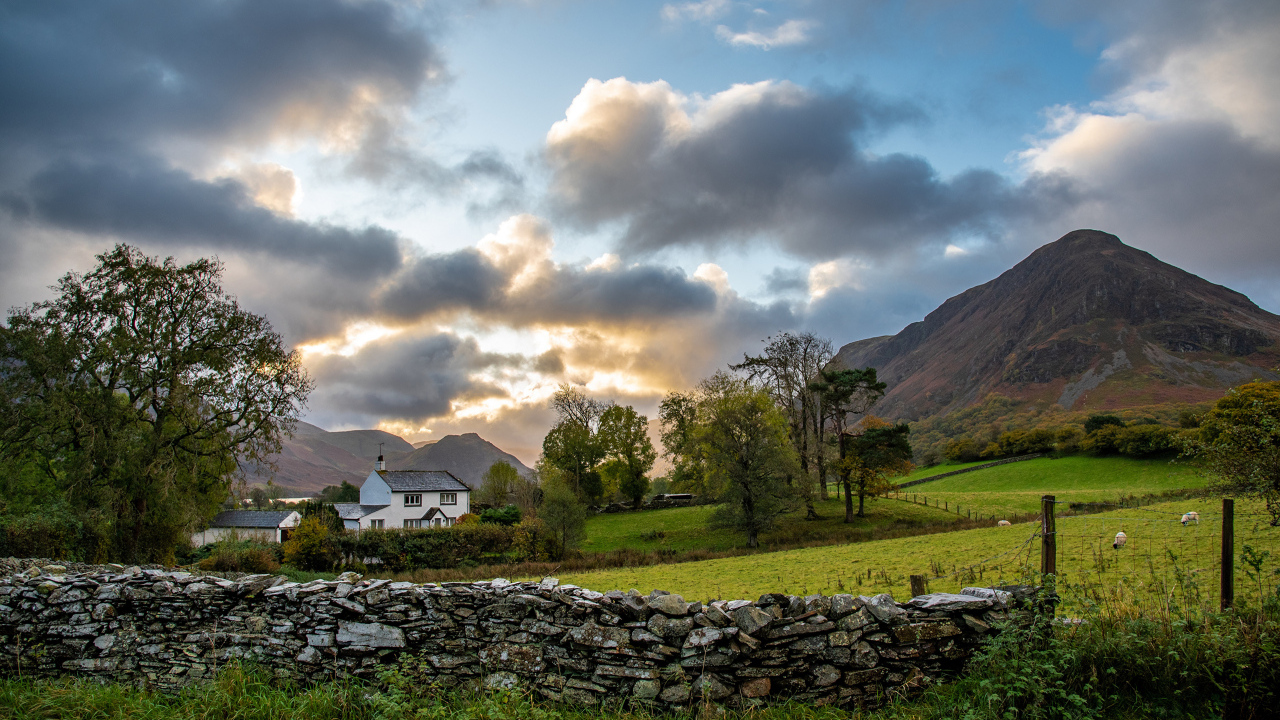 Восход солнца над горами у фермы