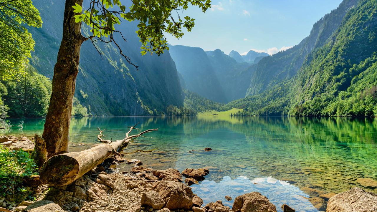 Красивое спокойное горное озеро с большими камнями
