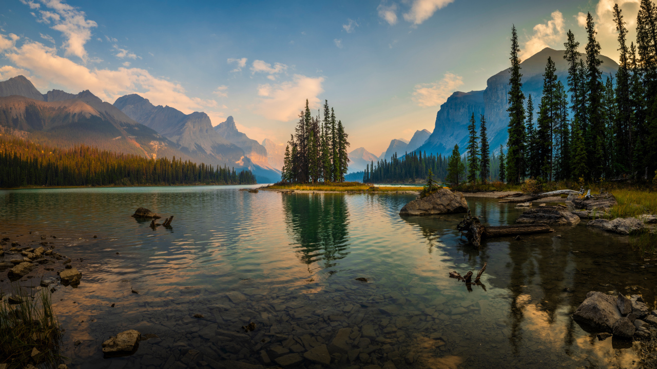 Спокойное холодное озеро в горах