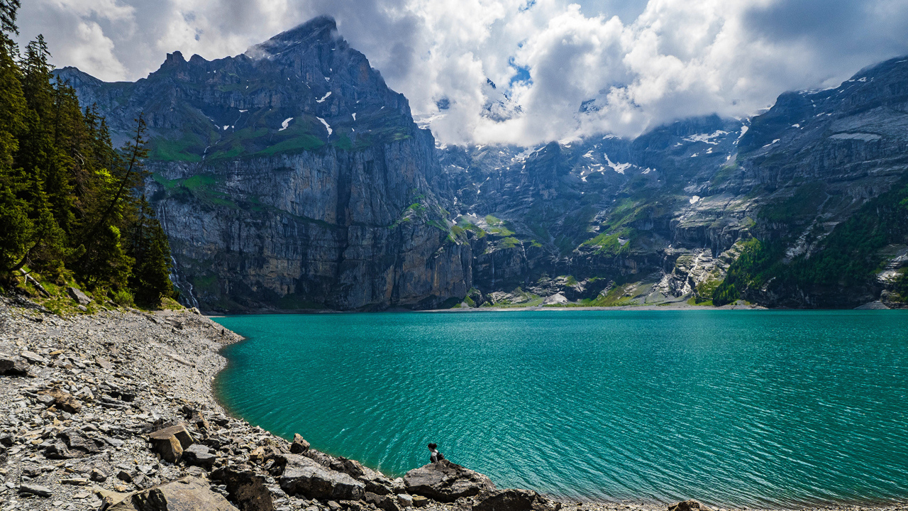 Чистая голубая вода в горном озере