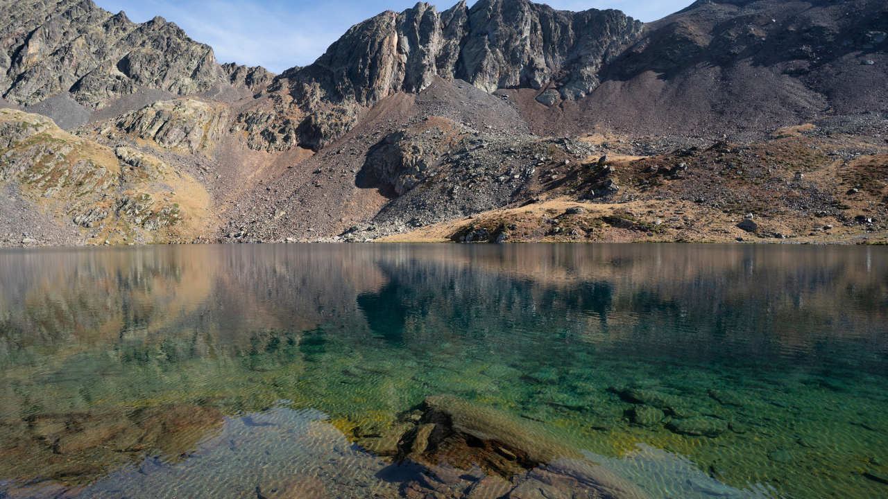Прозрачная вода в карьере у гор