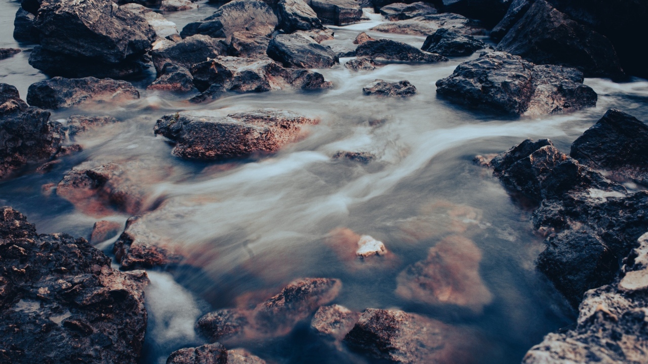 Много камней в быстрой горной реке