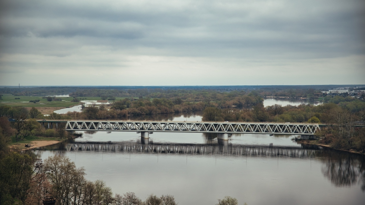 Старый железный мост через реку