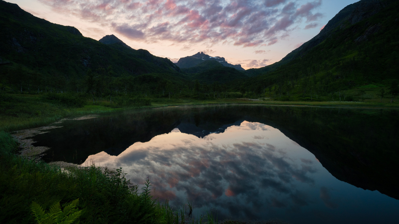 Вечернее небо отражается в горном озере