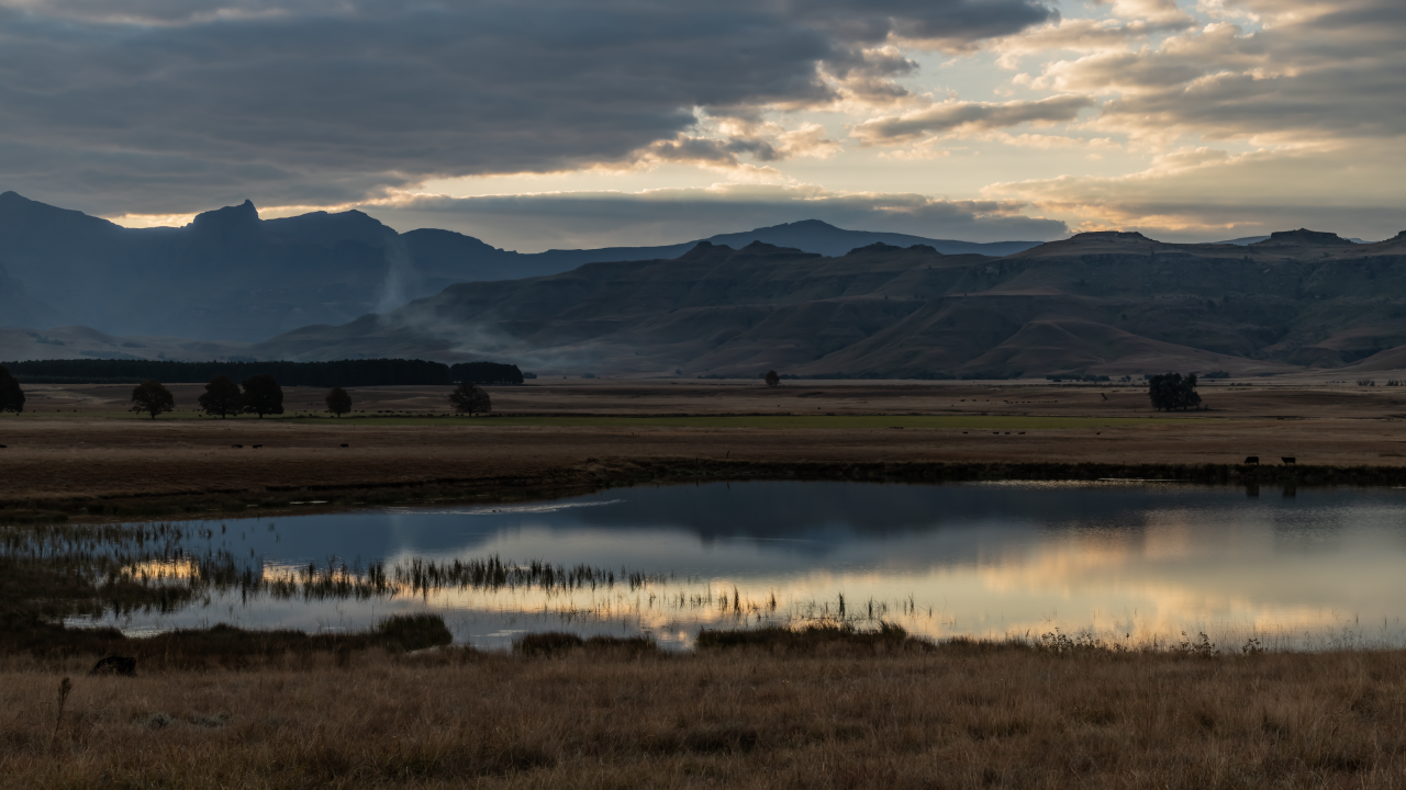 Грозовые облака отражаются в воде озера в горах 