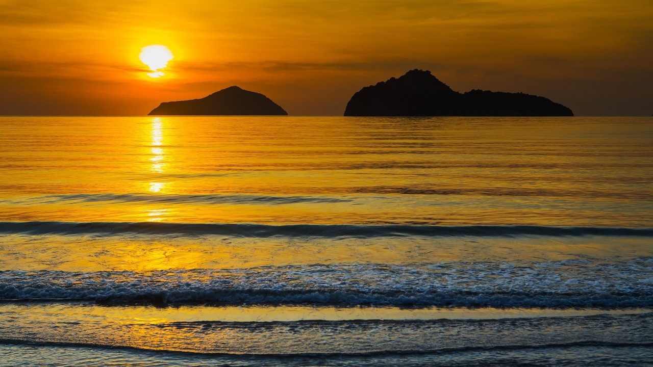 Красивый закат над спокойным морем летом