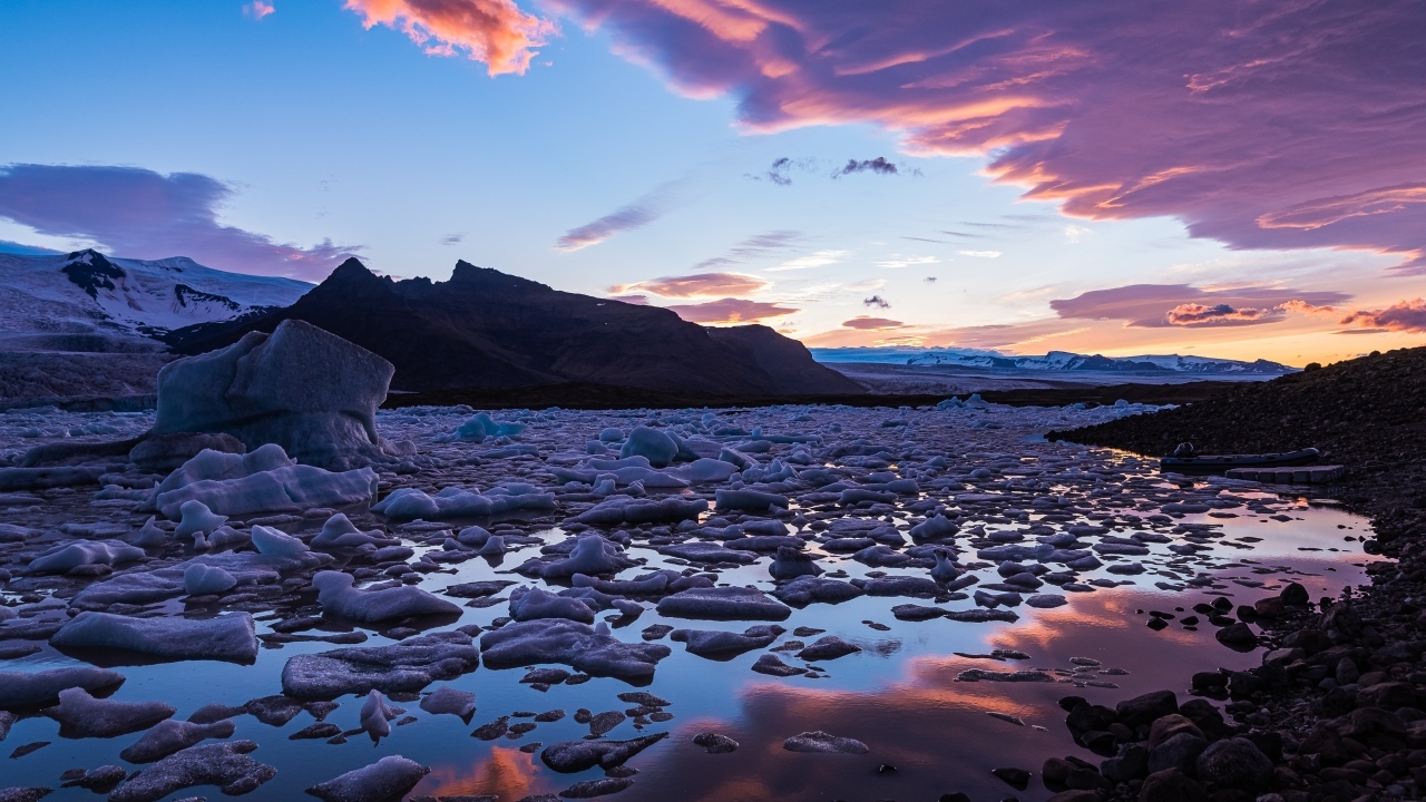 Глыбы льда на берегу в воде 