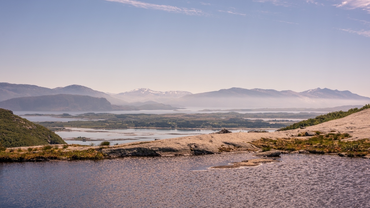 Спокойная вода в заливе под голубым небом летом