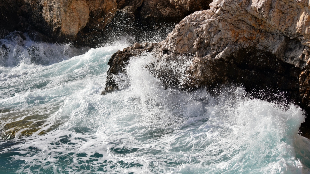 Бушующие морские волны бьются о камни