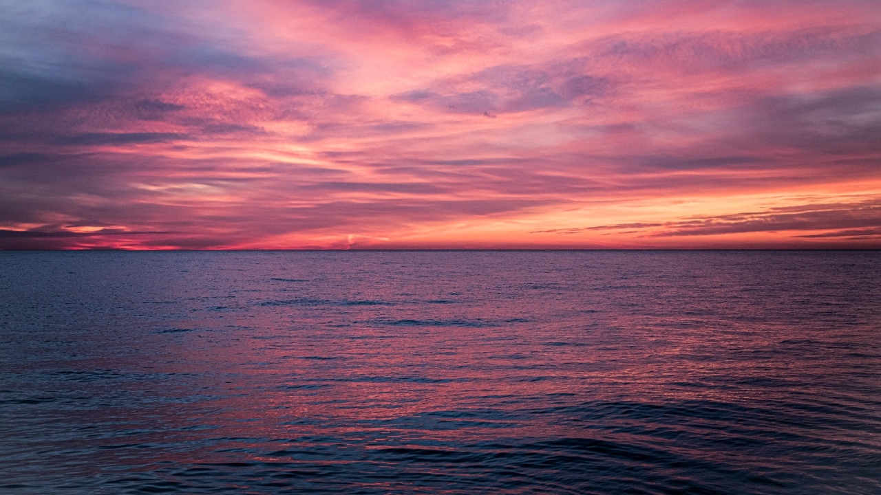 Красный закат над спокойным морем