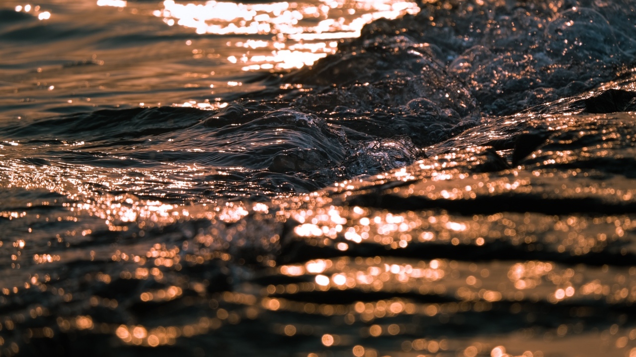 Морская вода с волнами крупным планом