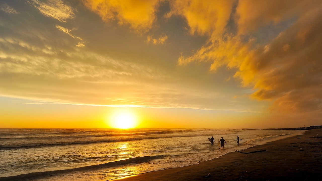 Красивый низкий закат солнца над морем