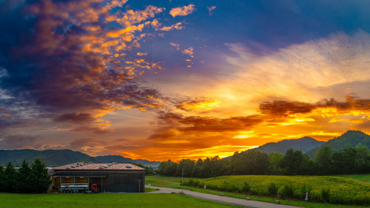 Красивое небо на закате солнца над домом