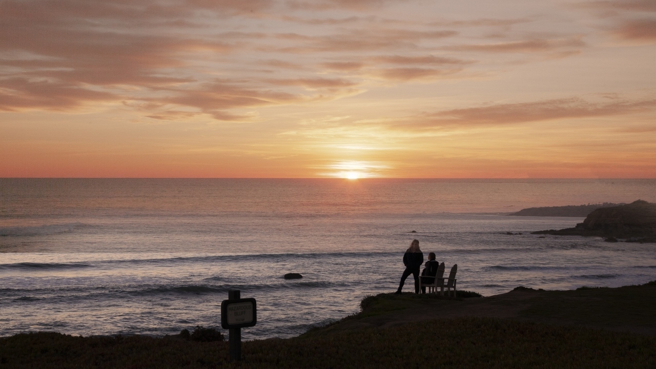 Красивый закат летнего солнца над морем