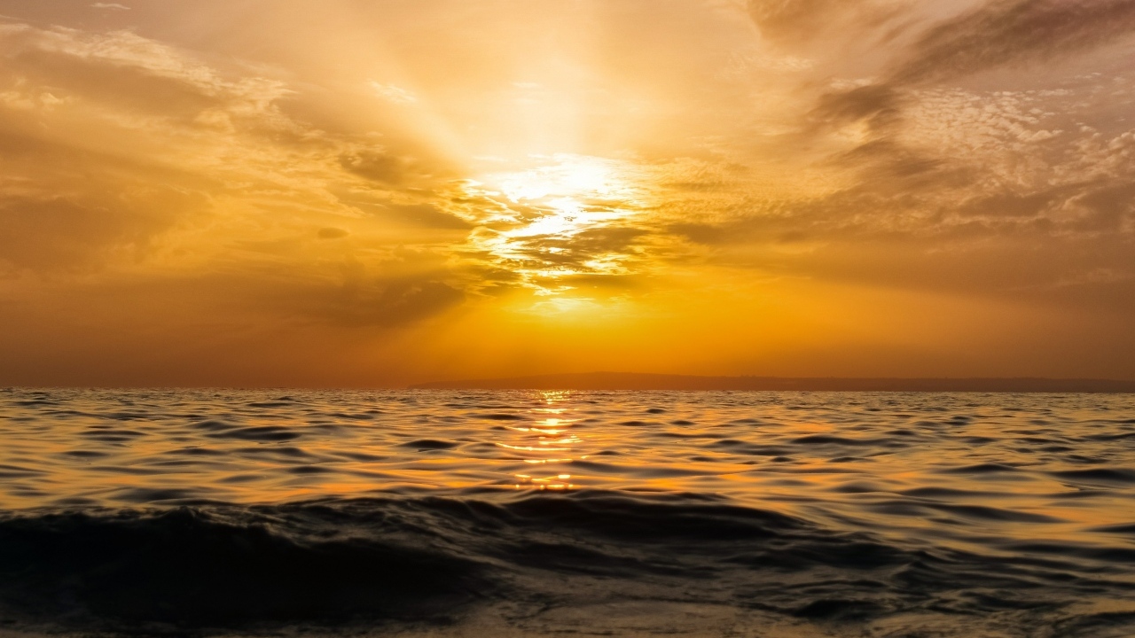 Красивый закат яркого солнца над морем