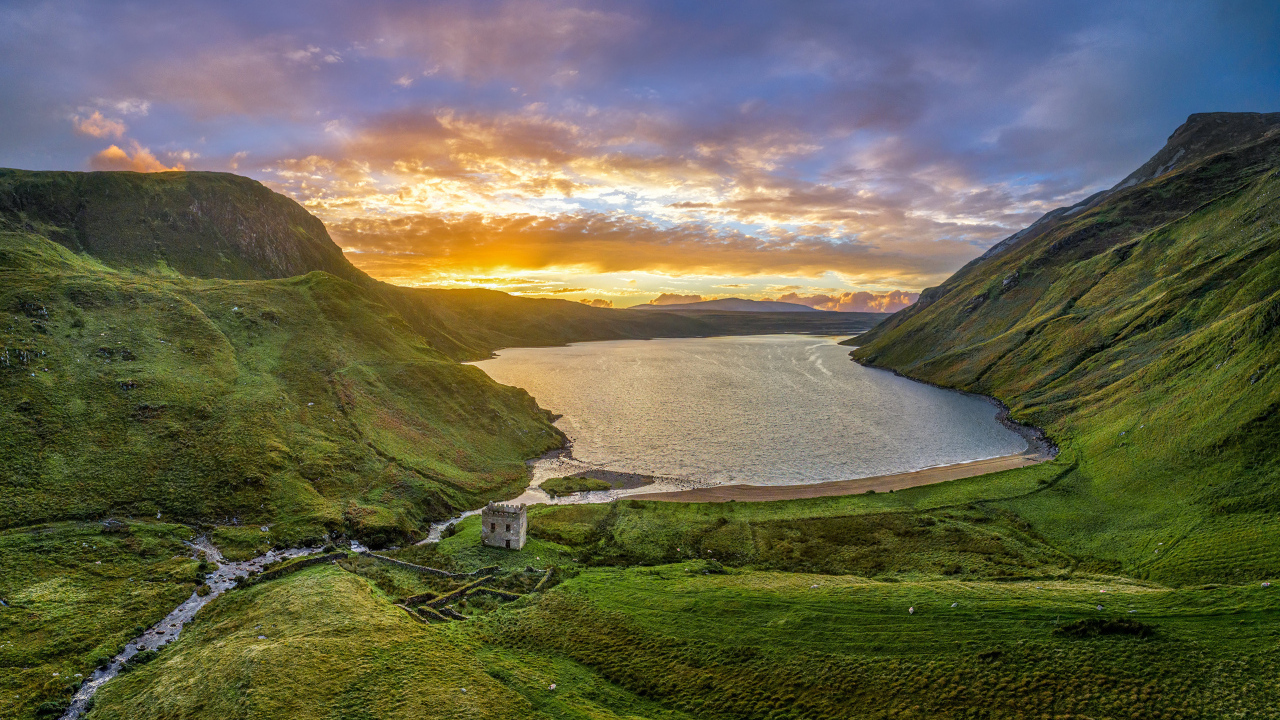 Красивый закат солнца над горным озером