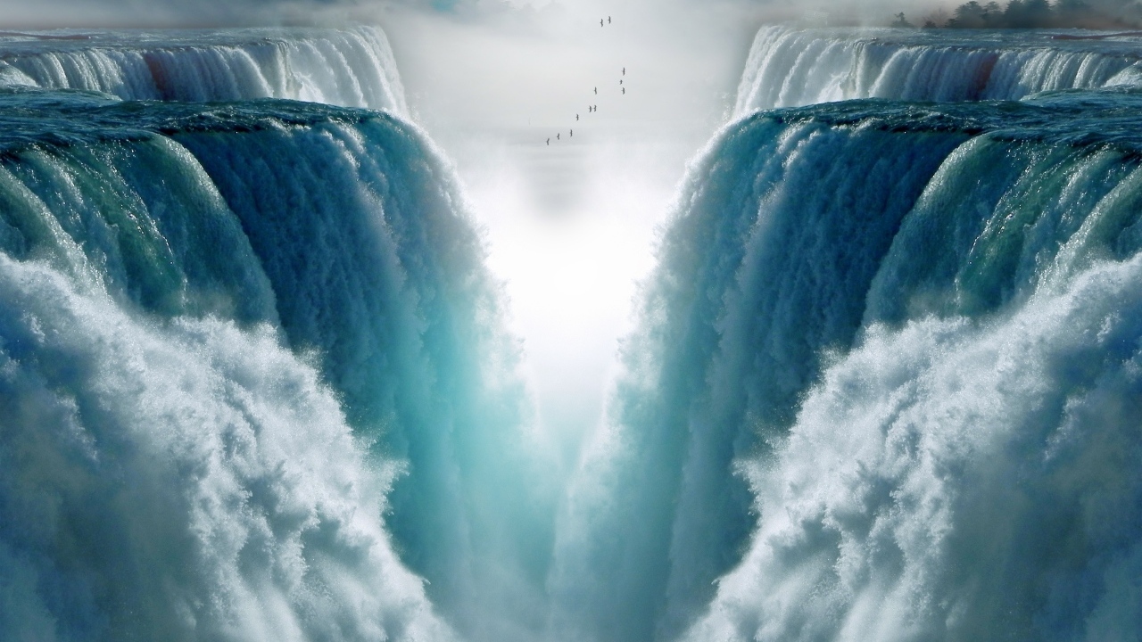 Невероятный бушующий водопад 