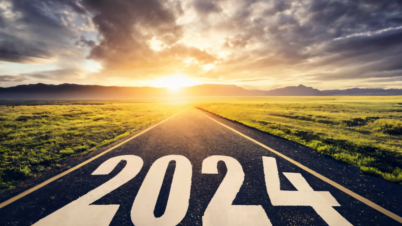 Дорога с цифрами 2024 на фоне солнца