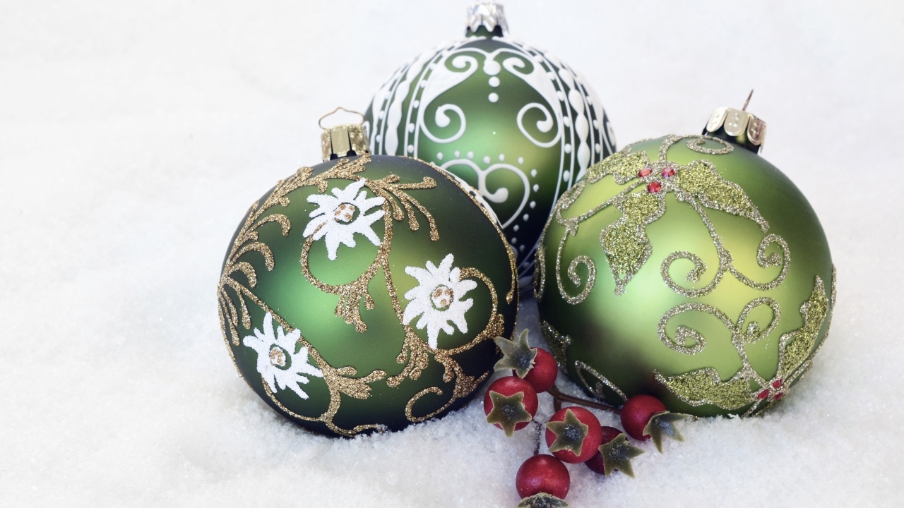 Три красивых елочных шарика на белом снегу