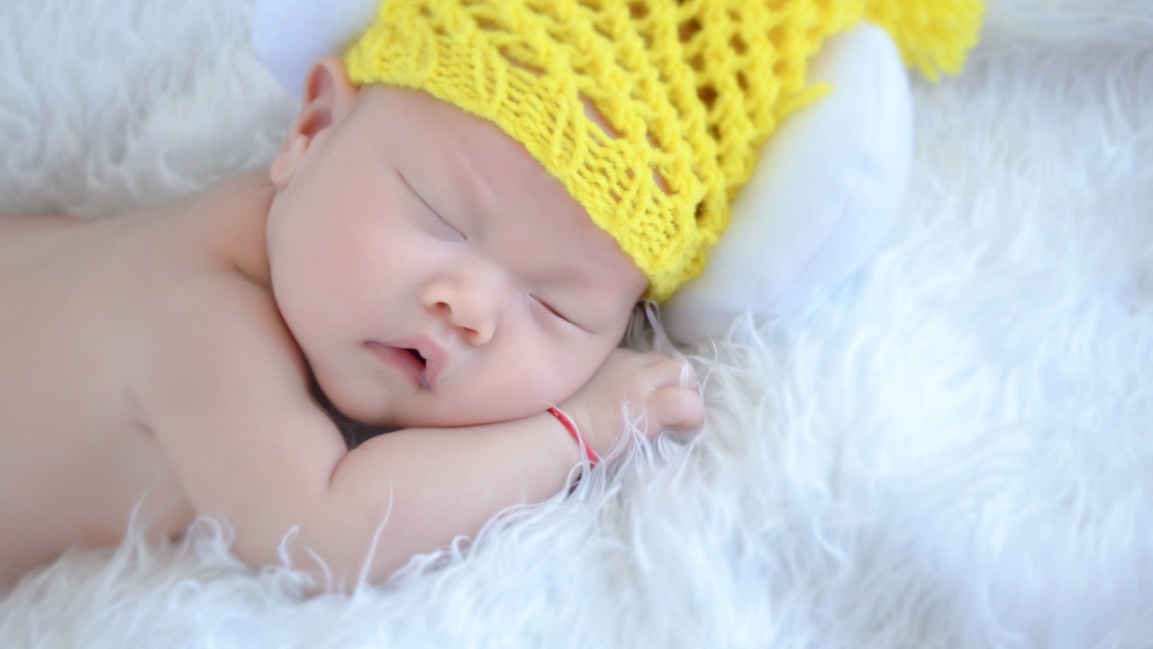 Грудной малыш в вязаной шапке