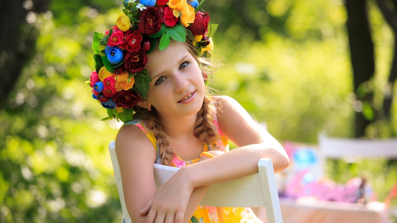 Красивая маленькая девочка в венке 