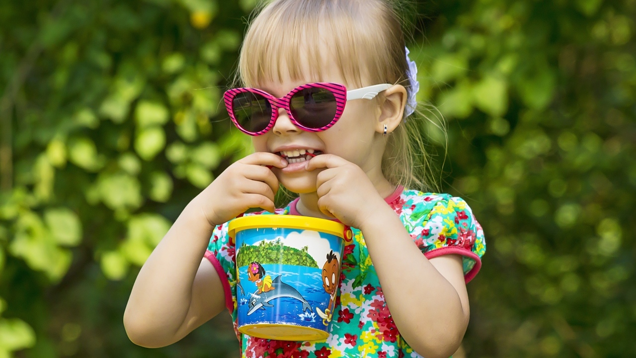 Красивая маленькая девочка в очках