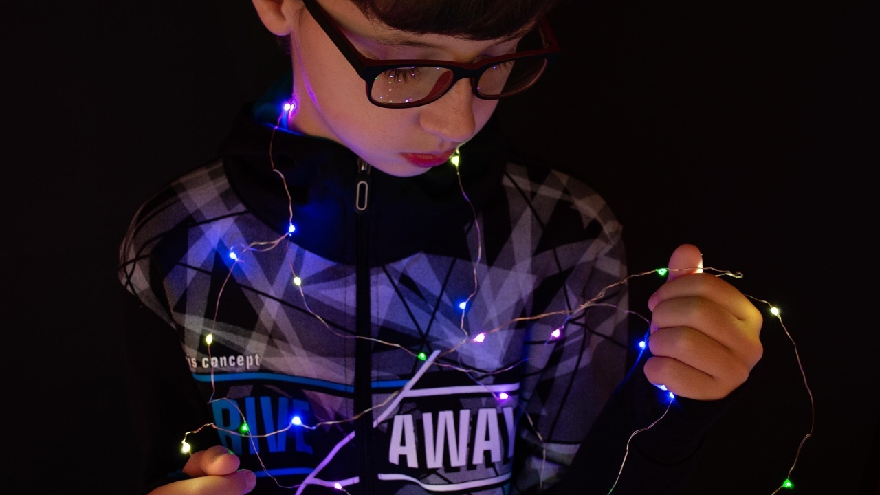 Мальчик в очках с гирляндой