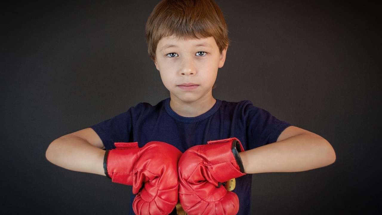 Мальчик в красных боксерских перчатках