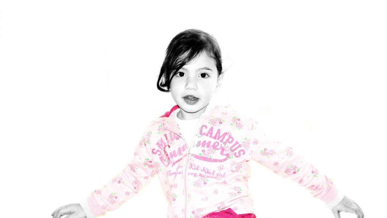 Кареглазая девочка в костюме на белом фоне