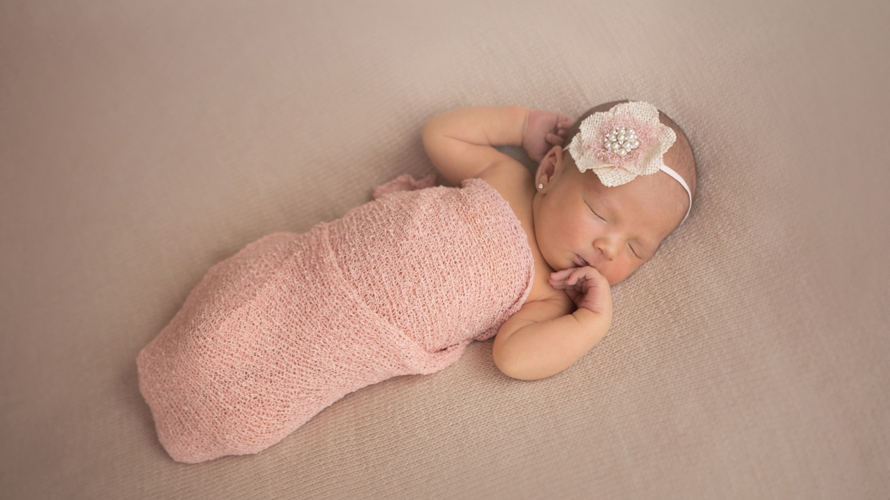 Милое фото новорожденной девочки с бантом на голове