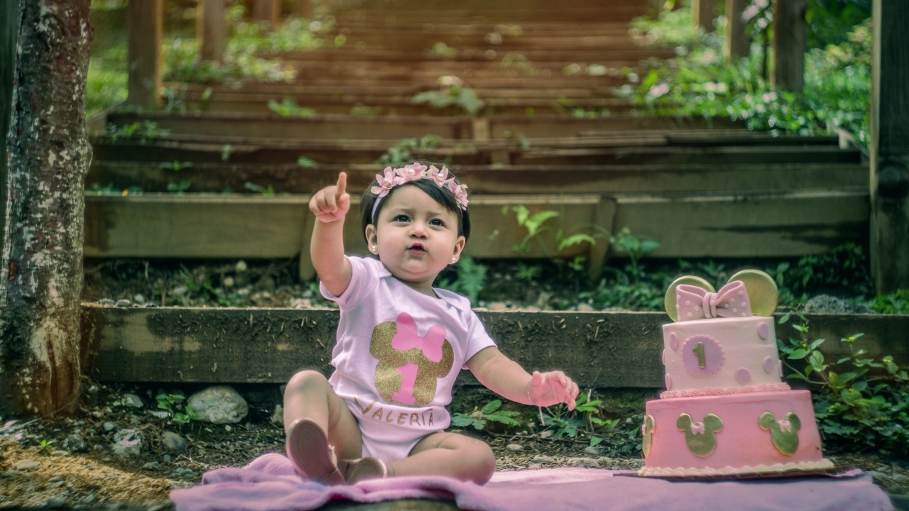 Маленькая девочка именинница с тортом