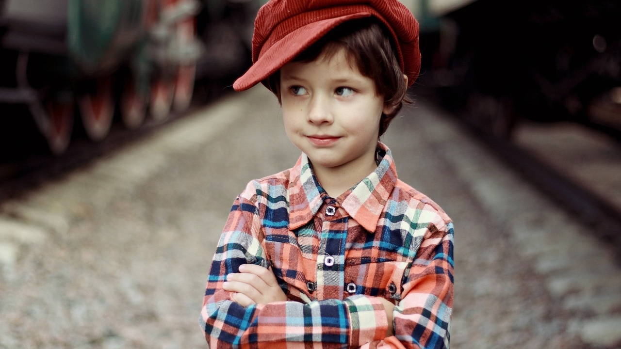 Маленький мальчик в красной кепке