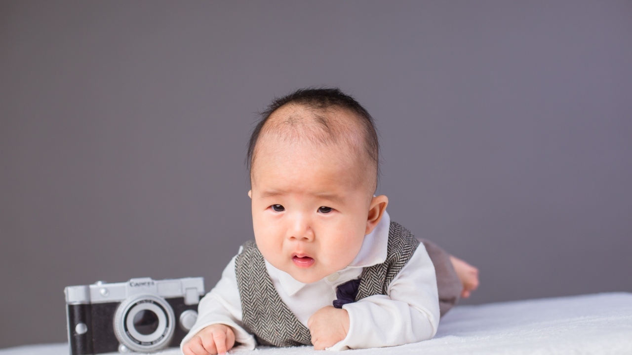 Маленький мальчик в костюме с фотоаппаратом