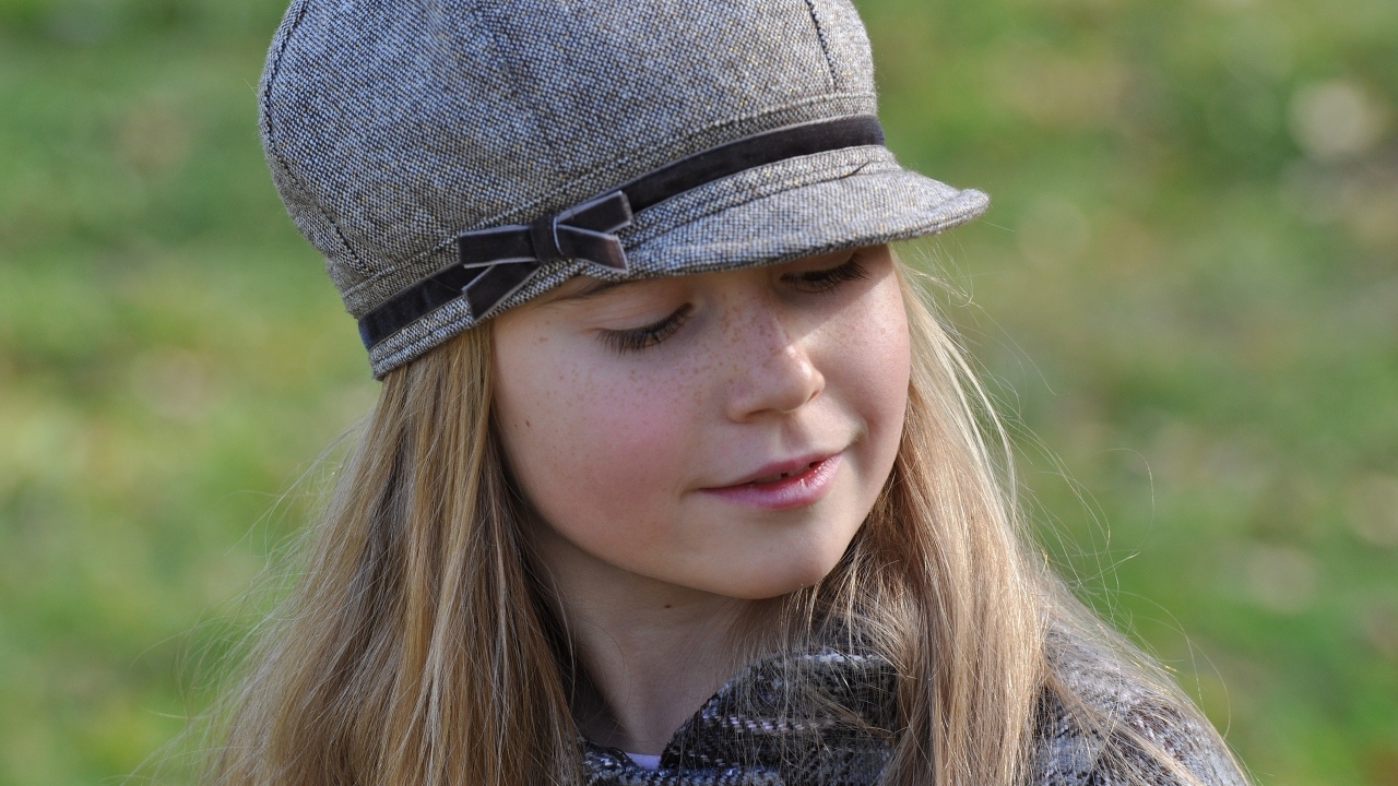 Маленькая девочка в серой кепке