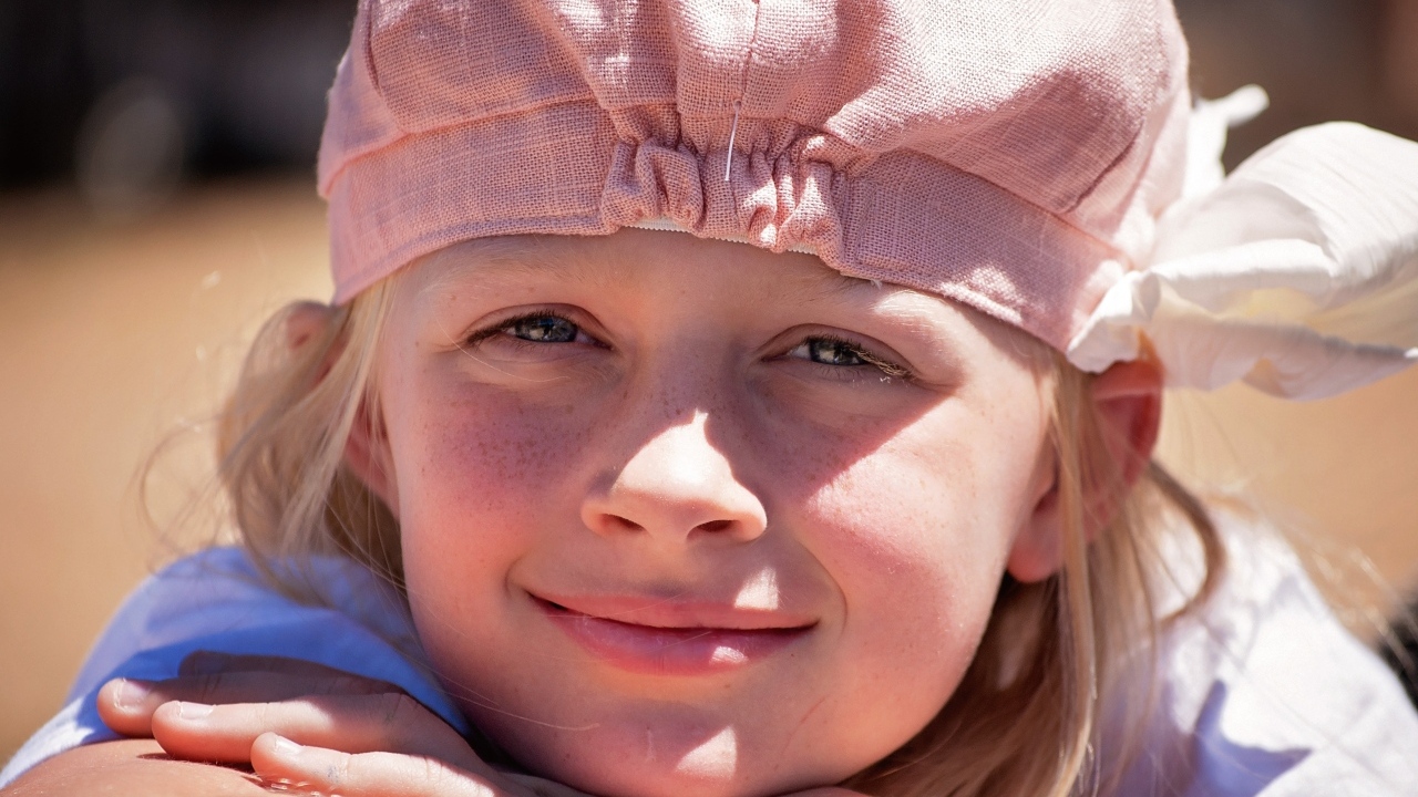 Маленькая девочка в розовой шапке