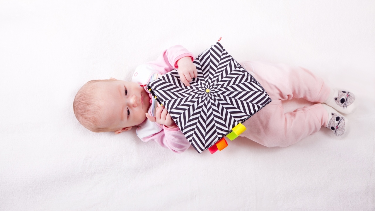 Маленькая девочка с книгой на белом фоне