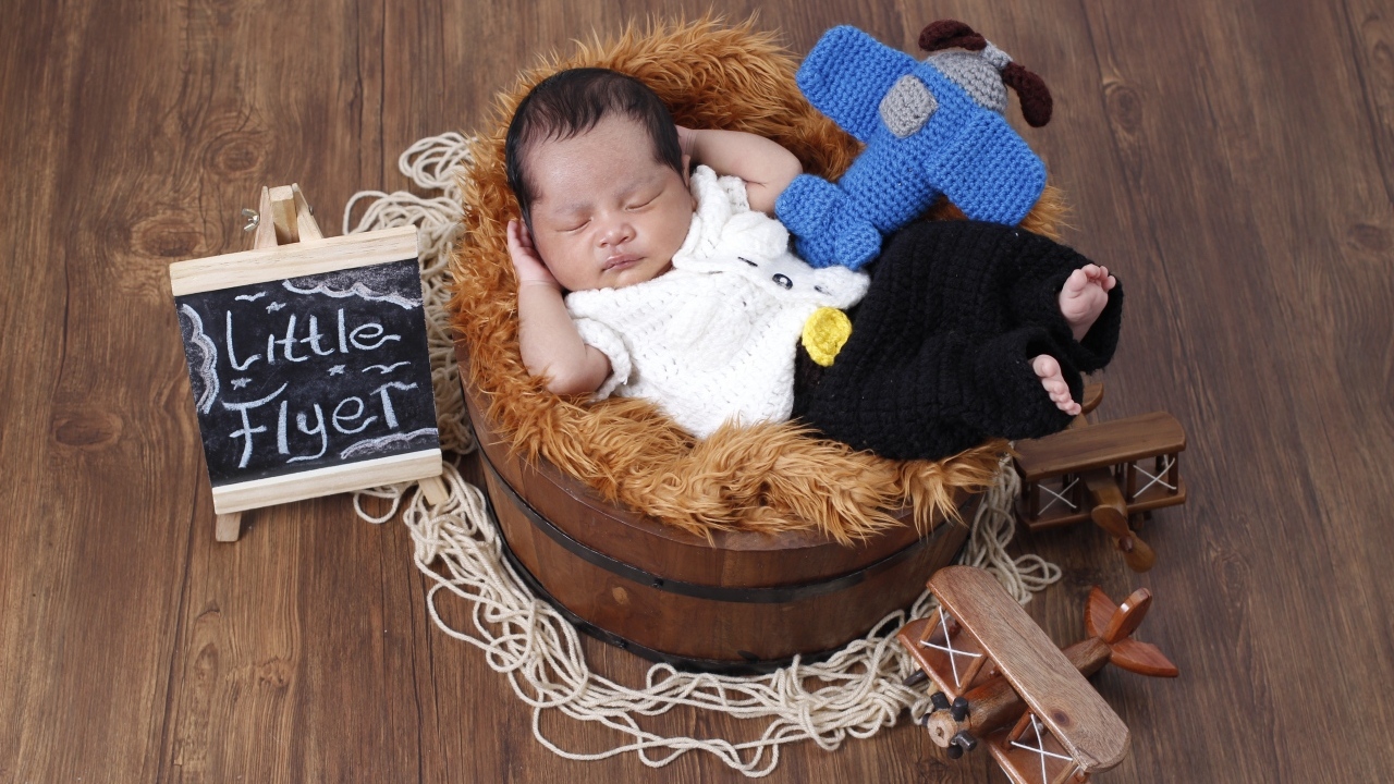 Маленький новорожденный малыш спит в бочке 