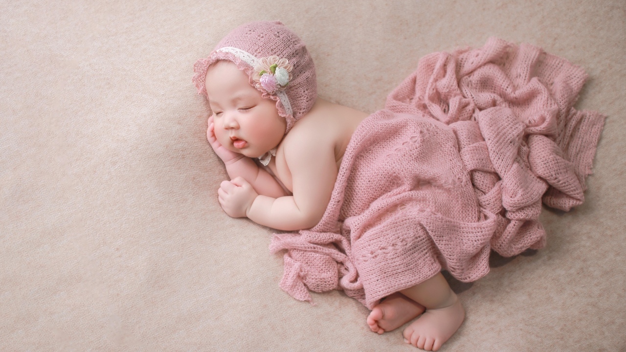 Фото маленькой спящей девочки в шапке