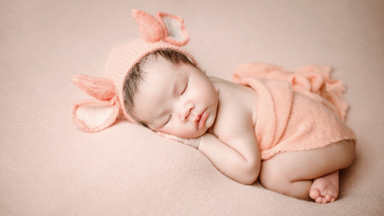 Спящий ребенок в милом костюме