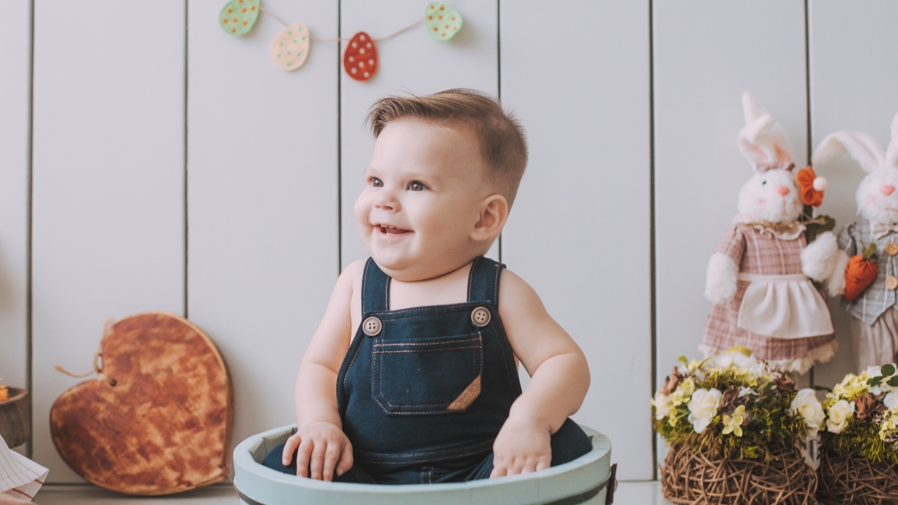 Улыбающийся ребенок сидит в ведре 